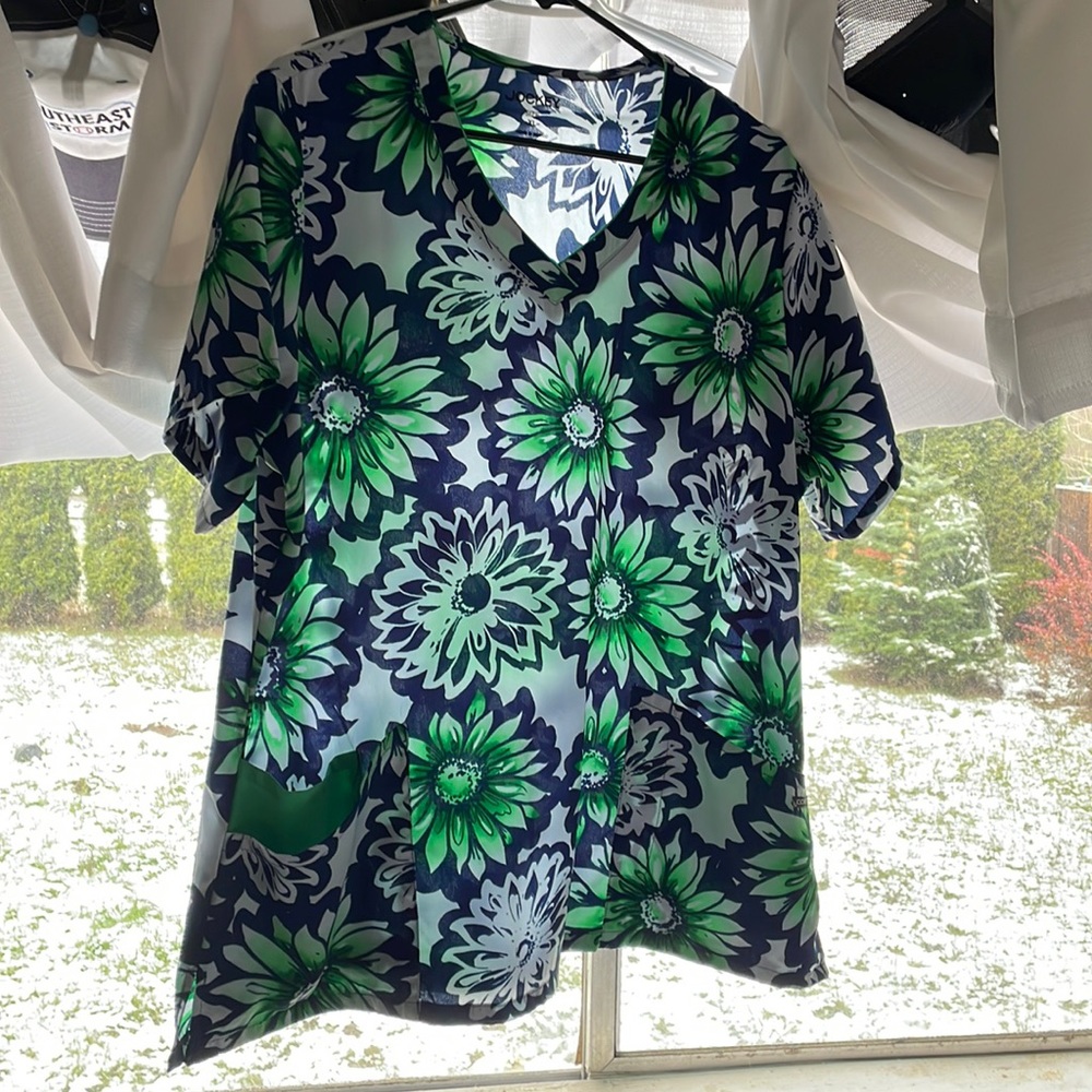 Women’s scrub top